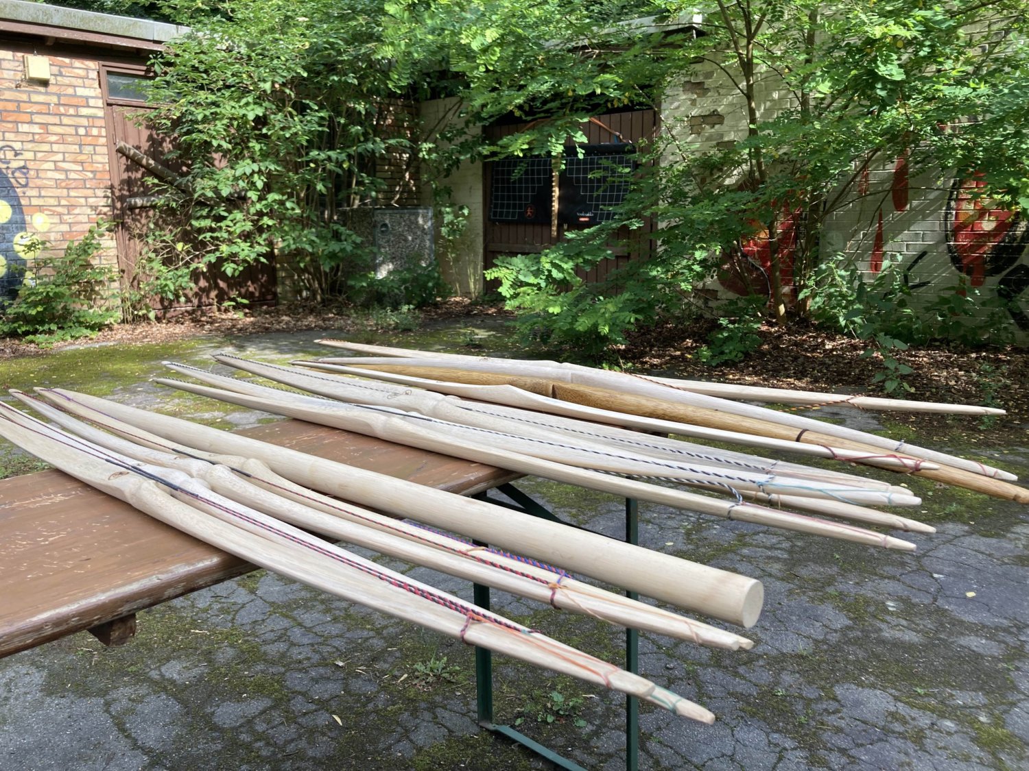 Konzentriertes Arbeiten beim Bogenbaukurs im Heilgarten