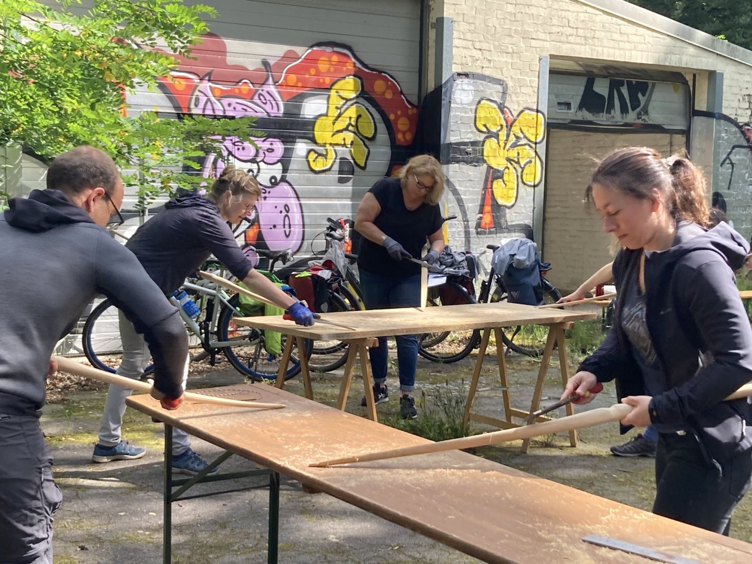 Teilnehmende präsentieren ihre selbst gebauten Bögen