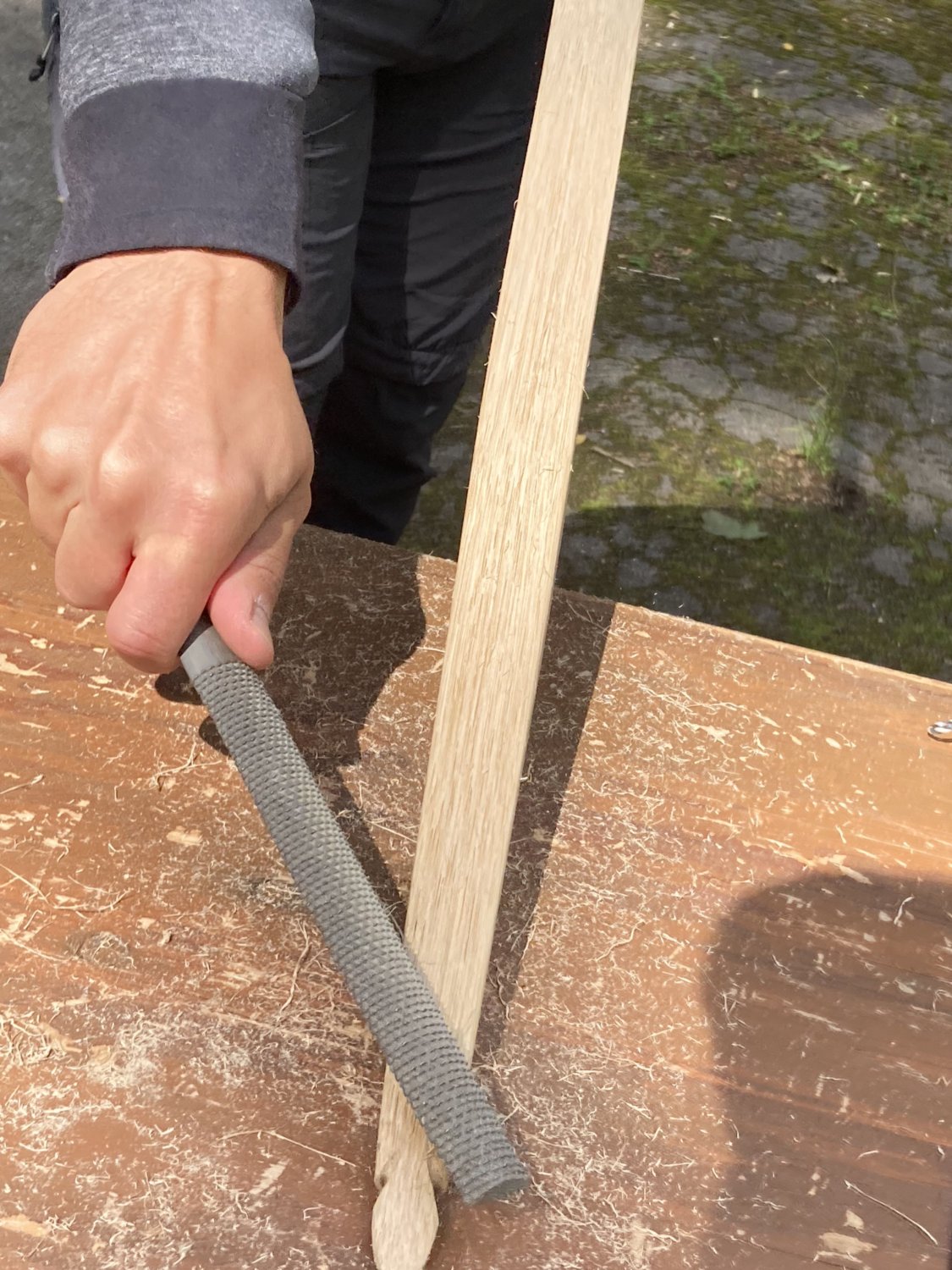 Werkzeug und Materialien beim Bogenbaukurs im Heilgarten