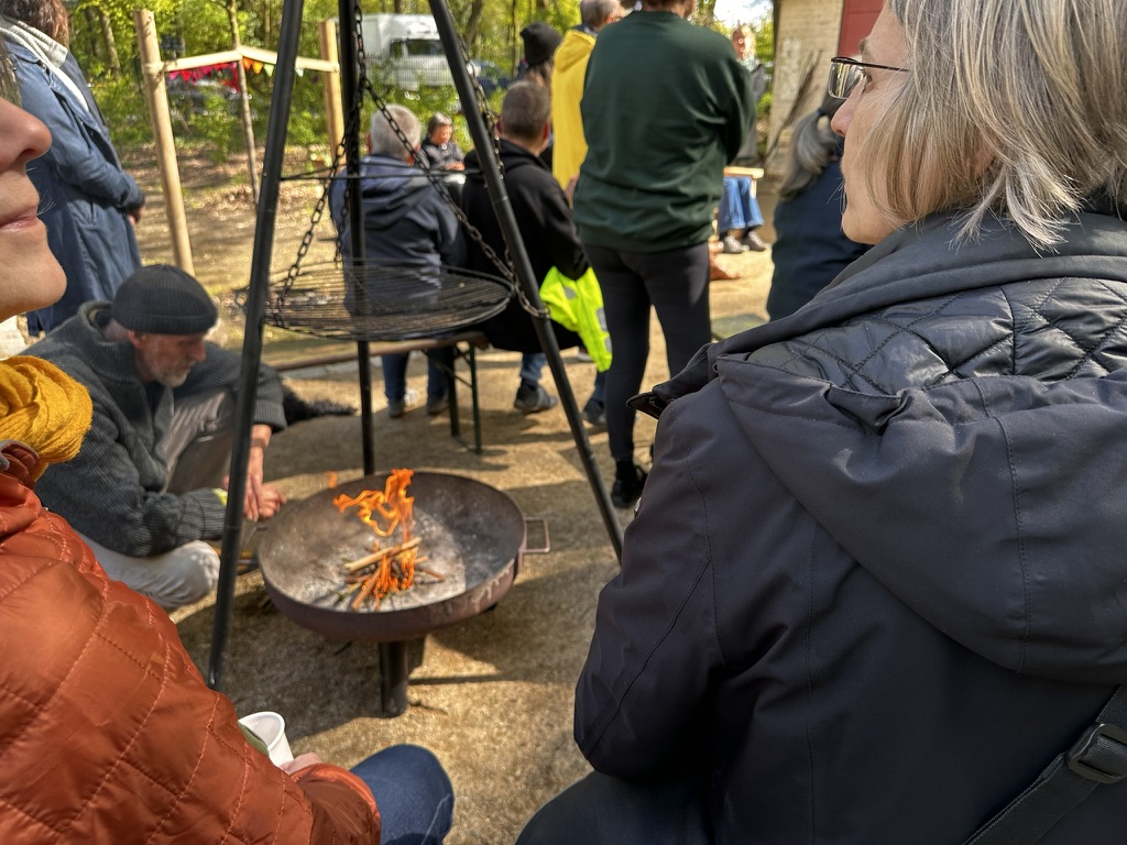 Gemeinsam am Feuer im Heilgarten Hamburg