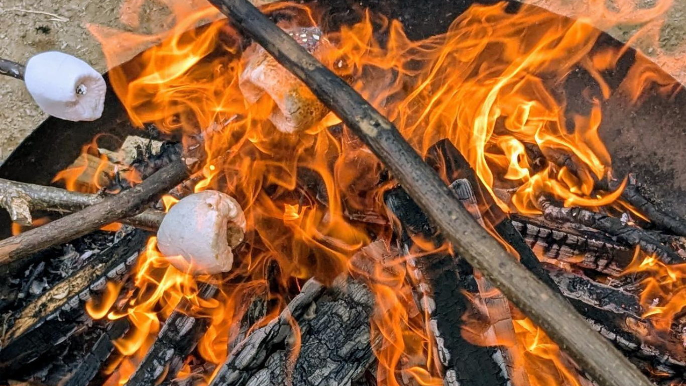 Die schönste Belohnung: über dem selbst entfachten Feuer im Heilgarten Marshmallows grillen