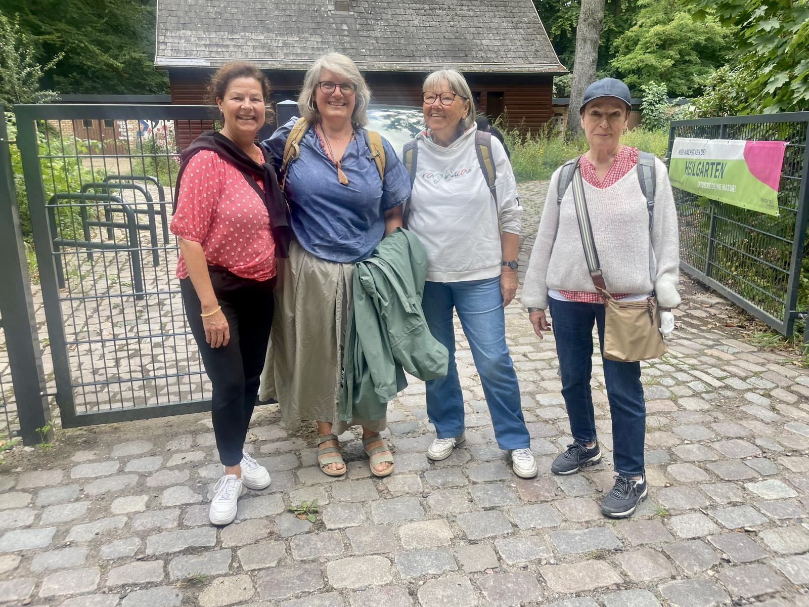 Die Gruppe startet beim Heilgarten Hamburg in den Volkspark Altona zur Waldkräutererlebnisführung